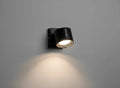 Lampe murale LED Nerova noire orientable avec lumière chaude sur mur gris